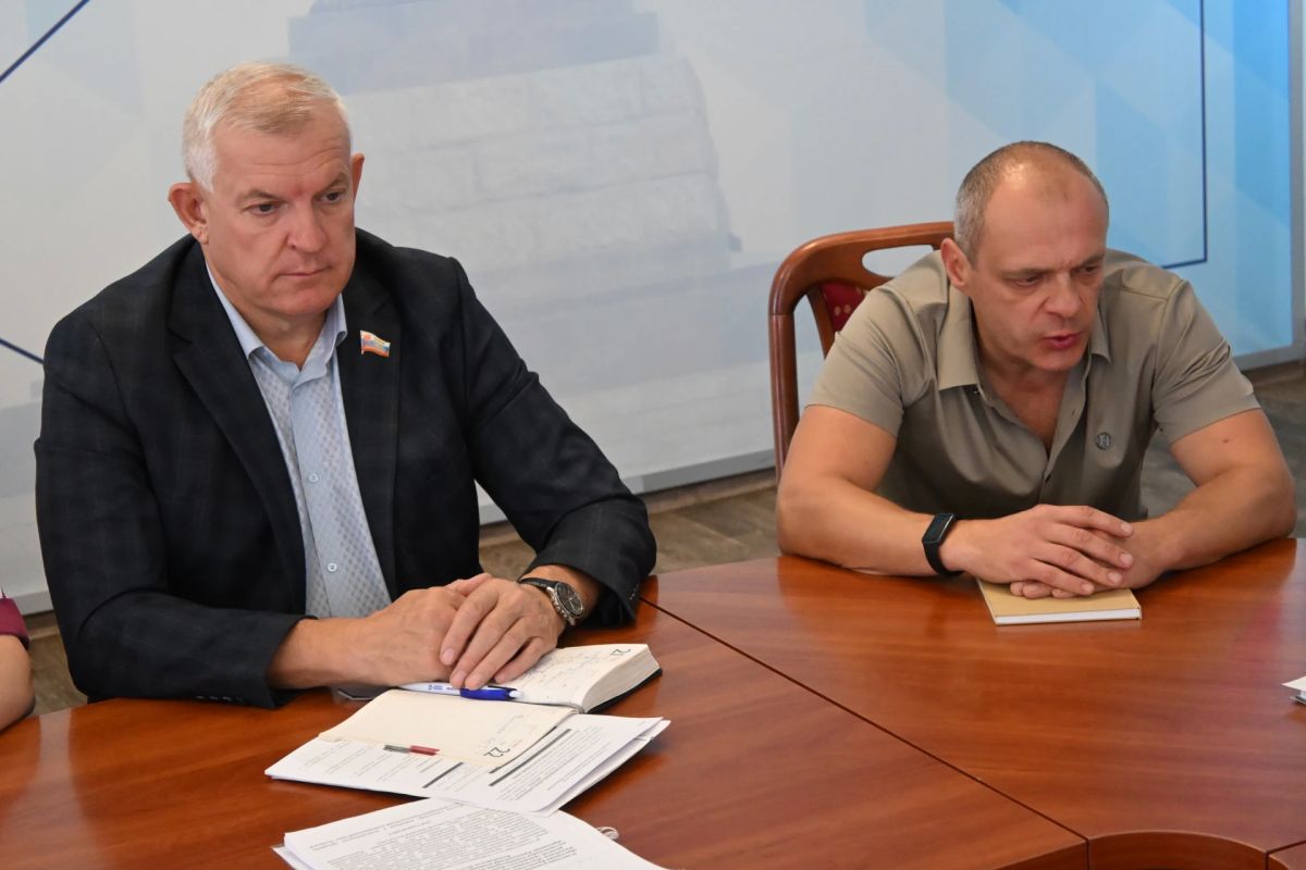 Провел расширенное аппаратное совещание с руководителями структурных подразделений Администрации Провел расширенное аппаратное совещание с руководителями структурных подразделений Администрации
