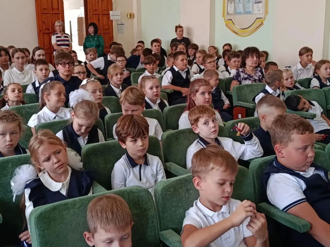 Глава Луганска приняла участие в акции "Колокольчик мира" Глава Луганска приняла участие в акции "Колокольчик мира"