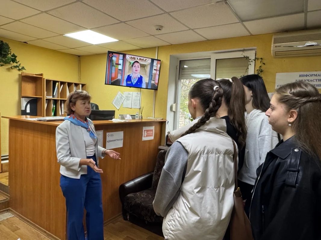 В Лутугинском центре занятости прошёл День открытых дверей для школьников