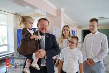 Денис Колесников вместе с семьей проголосовал на выборах в Государственную Думу РФ