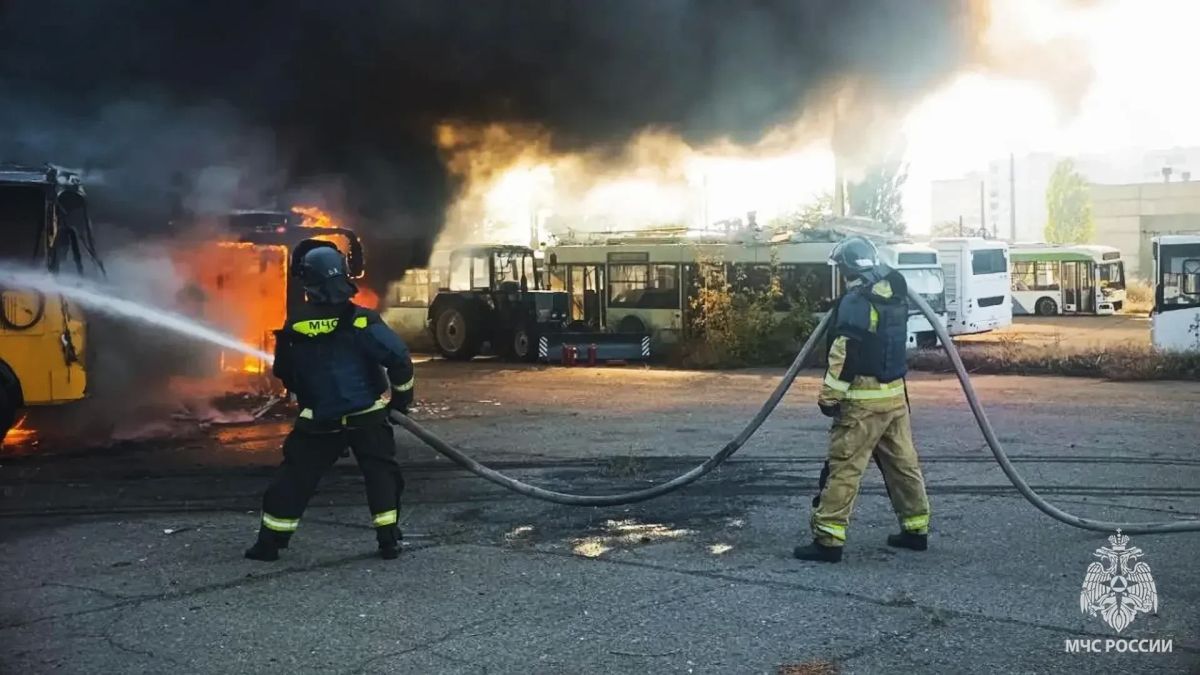 В МЧС поделились кадрами пожара после атаки БПЛА ВФУ в Северодонецке В МЧС поделились кадрами пожара после атаки БПЛА ВФУ в Северодонецке