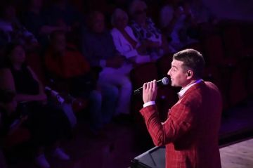 В Луганской филармонии прошел творческий вечер заслуженного артиста ЛНР Сергея Чуйкова «Обещай мне»
