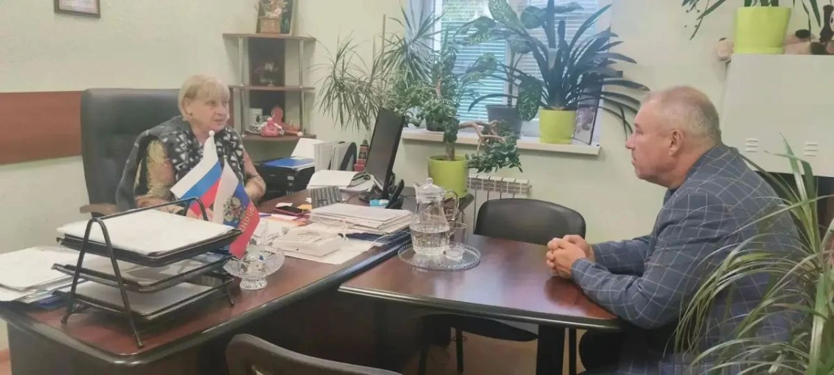 Юрий Юров провёл приём граждан в Кременной Юрий Юров провёл приём граждан в Кременной