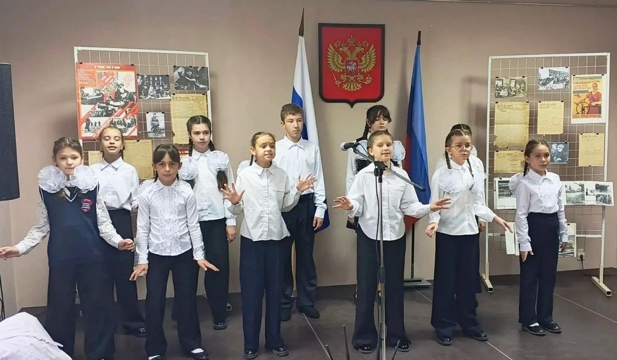 В рамках Года единства народов России, проекта «Луганщина трудовая» Антрацитовский исторический музей и Антрацитовская детская музыкальная школа подготовили историко-музыкальный экскурс «Памяти славному подвигу нет... В рамках Года единства народов России, проекта «Луганщина трудовая» Антрацитовский исторический музей и Антрацитовская детская музыкальная школа подготовили историко-музыкальный экскурс «Памяти славному подвигу нет...