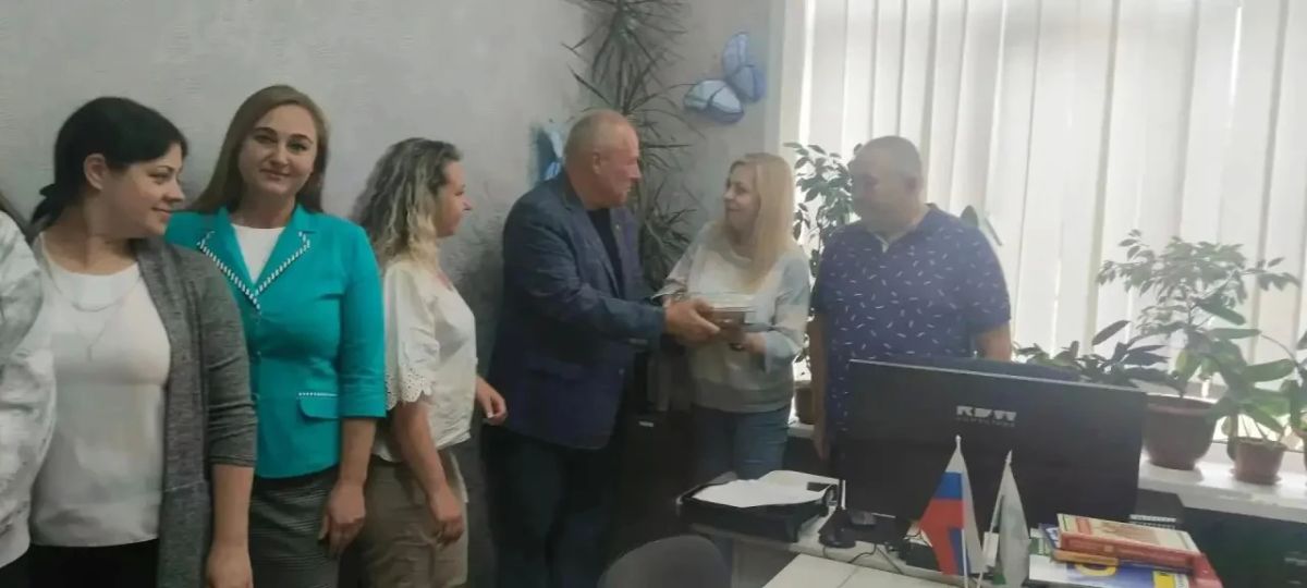 Юрий Юров провёл приём граждан в Кременной Юрий Юров провёл приём граждан в Кременной
