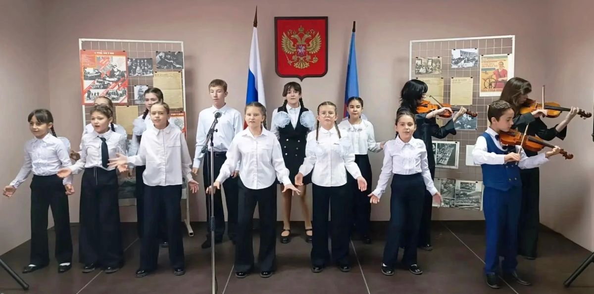В рамках Года единства народов России, проекта «Луганщина трудовая» Антрацитовский исторический музей и Антрацитовская детская музыкальная школа подготовили историко-музыкальный экскурс «Памяти славному подвигу нет... В рамках Года единства народов России, проекта «Луганщина трудовая» Антрацитовский исторический музей и Антрацитовская детская музыкальная школа подготовили историко-музыкальный экскурс «Памяти славному подвигу нет...