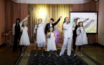 В гостиной дворца культуры им.В.И.Ленина состоялась творческая программа «Улыбаемся и машем!» вокальной группы «Шоколад» и вокальной студии «Восторг»