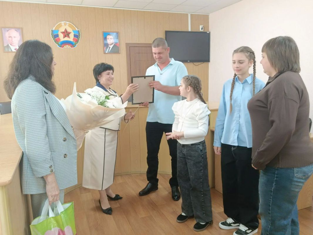 В Ровеньках чествовали участников регионального этапа конкурса «Семья года» Сегодня в Ровеньках состоялось торжественное мероприятие, посвященное чествованию семей, которые стали гордостью нашего городского округа В Ровеньках чествовали участников регионального этапа конкурса «Семья года» Сегодня в Ровеньках состоялось торжественное мероприятие, посвященное чествованию семей, которые стали гордостью нашего городского округа