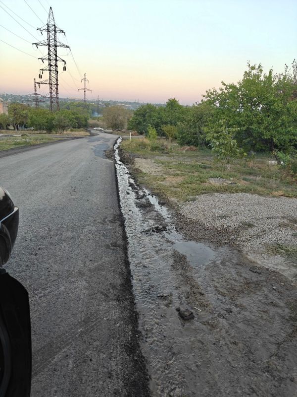 На Грабовского в Луганске прорвало трубу – размывает новый асфальт На Грабовского в Луганске прорвало трубу – размывает новый асфальт