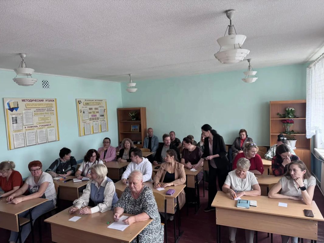 В ГБПОО ЛНР «Первомайский колледж» состоялось познавательное мероприятие для педагогического коллектива и сотрудников учреждения — интеллектуальная игра «Квиз-электорат: PRO выборы» В ГБПОО ЛНР «Первомайский колледж» состоялось познавательное мероприятие для педагогического коллектива и сотрудников учреждения — интеллектуальная игра «Квиз-электорат: PRO выборы»