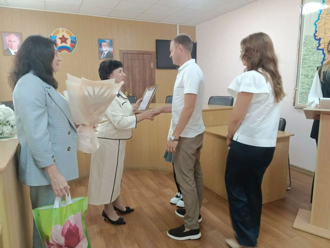 В Ровеньках чествовали участников регионального этапа конкурса «Семья года» Сегодня в Ровеньках состоялось торжественное мероприятие, посвященное чествованию семей, которые стали гордостью нашего городского округа В Ровеньках чествовали участников регионального этапа конкурса «Семья года» Сегодня в Ровеньках состоялось торжественное мероприятие, посвященное чествованию семей, которые стали гордостью нашего городского округа