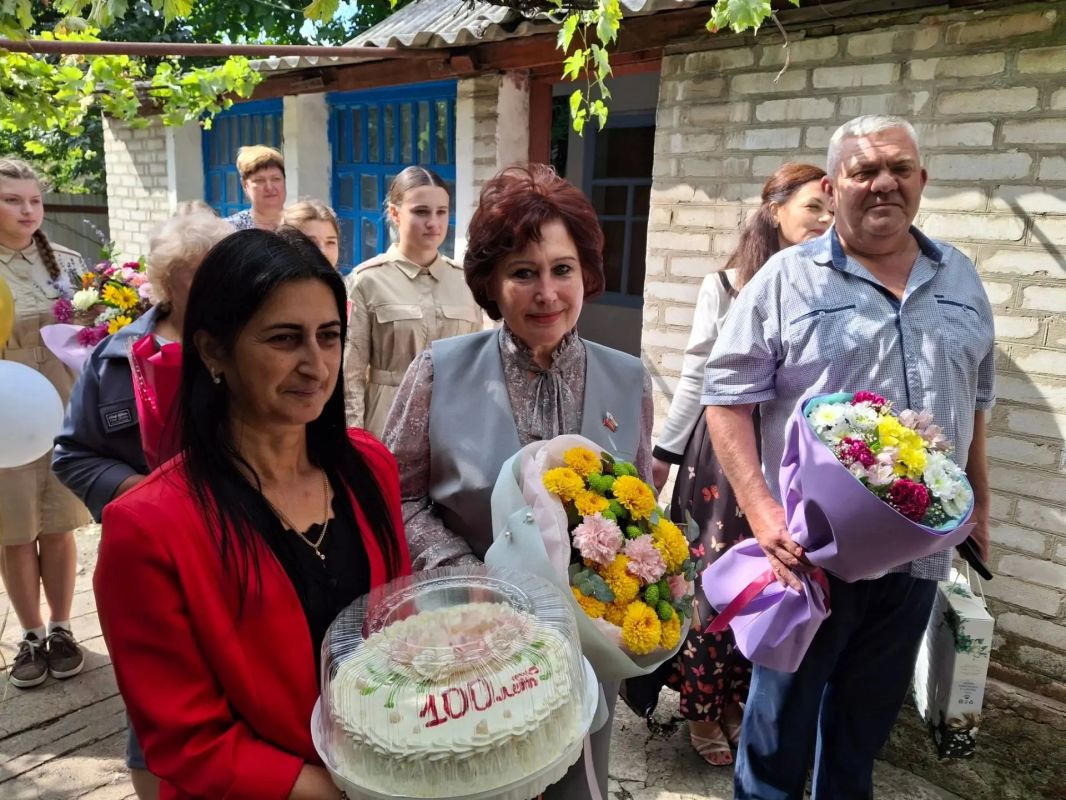 Единороссы поздравили со 100-летием труженицу тыла Надежду Петенко Единороссы поздравили со 100-летием труженицу тыла Надежду Петенко