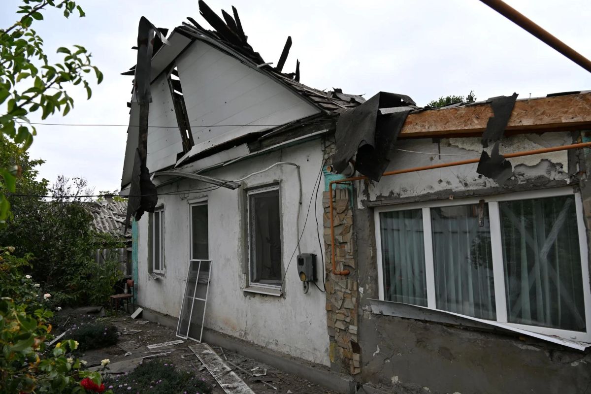 11 домов повреждены при ночном обстреле Брянки 11 домов повреждены при ночном обстреле Брянки