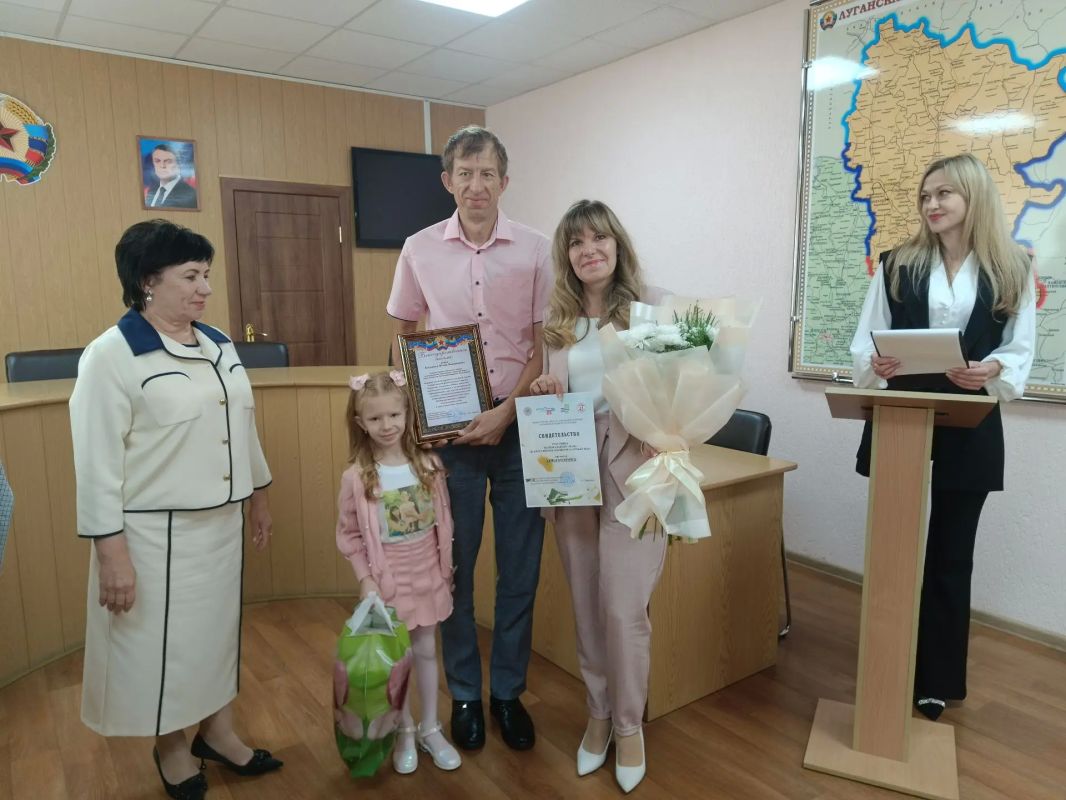 В Ровеньках чествовали участников регионального этапа конкурса «Семья года» Сегодня в Ровеньках состоялось торжественное мероприятие, посвященное чествованию семей, которые стали гордостью нашего городского округа В Ровеньках чествовали участников регионального этапа конкурса «Семья года» Сегодня в Ровеньках состоялось торжественное мероприятие, посвященное чествованию семей, которые стали гордостью нашего городского округа