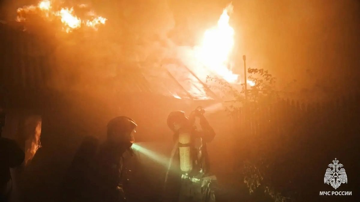 Ночной пожар в частном секторе Луганска: сгорели дом, гараж и два автомобиля Ночной пожар в частном секторе Луганска: сгорели дом, гараж и два автомобиля