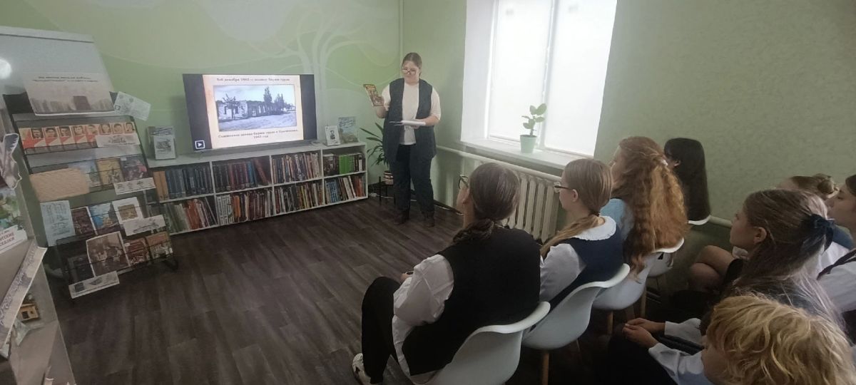 В Лутугинской Районной библиотеке для детей прошёл час исторической памяти «О тех, кто памяти достоин» В Лутугинской Районной библиотеке для детей прошёл час исторической памяти «О тех, кто памяти достоин»
