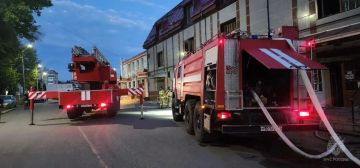 В Свердловске спасатели потушили большой пожар в магазине