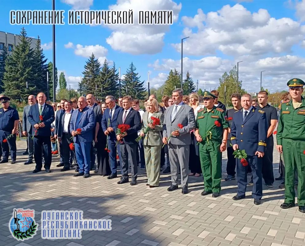 18 сентября, в 131-ю годовщину основания Алчевска, заместитель руководителя Луганского республиканского отделения Всероссийской общественной организации ветеранов «БОЕВОЕ БРАТСТВО» Юрий Юров совместно с руководителем... 18 сентября, в 131-ю годовщину основания Алчевска, заместитель руководителя Луганского республиканского отделения Всероссийской общественной организации ветеранов «БОЕВОЕ БРАТСТВО» Юрий Юров совместно с руководителем...