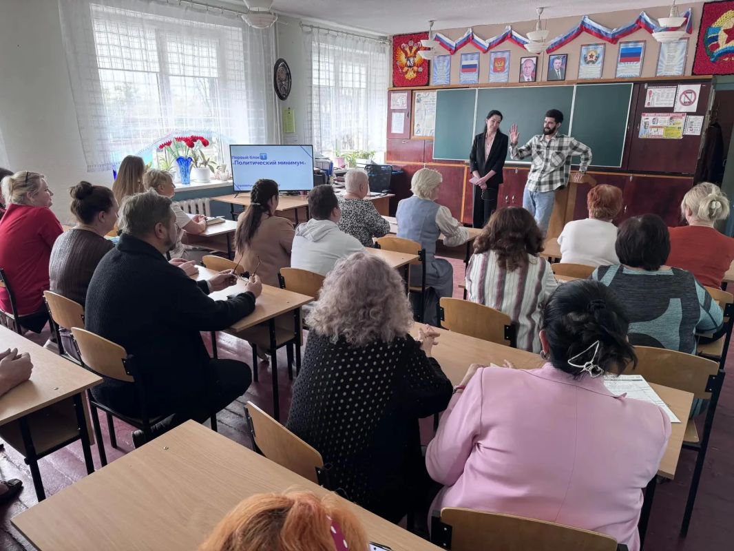 В ГБПОО ЛНР «Первомайский колледж» состоялось познавательное мероприятие для педагогического коллектива и сотрудников учреждения — интеллектуальная игра «Квиз-электорат: PRO выборы» В ГБПОО ЛНР «Первомайский колледж» состоялось познавательное мероприятие для педагогического коллектива и сотрудников учреждения — интеллектуальная игра «Квиз-электорат: PRO выборы»