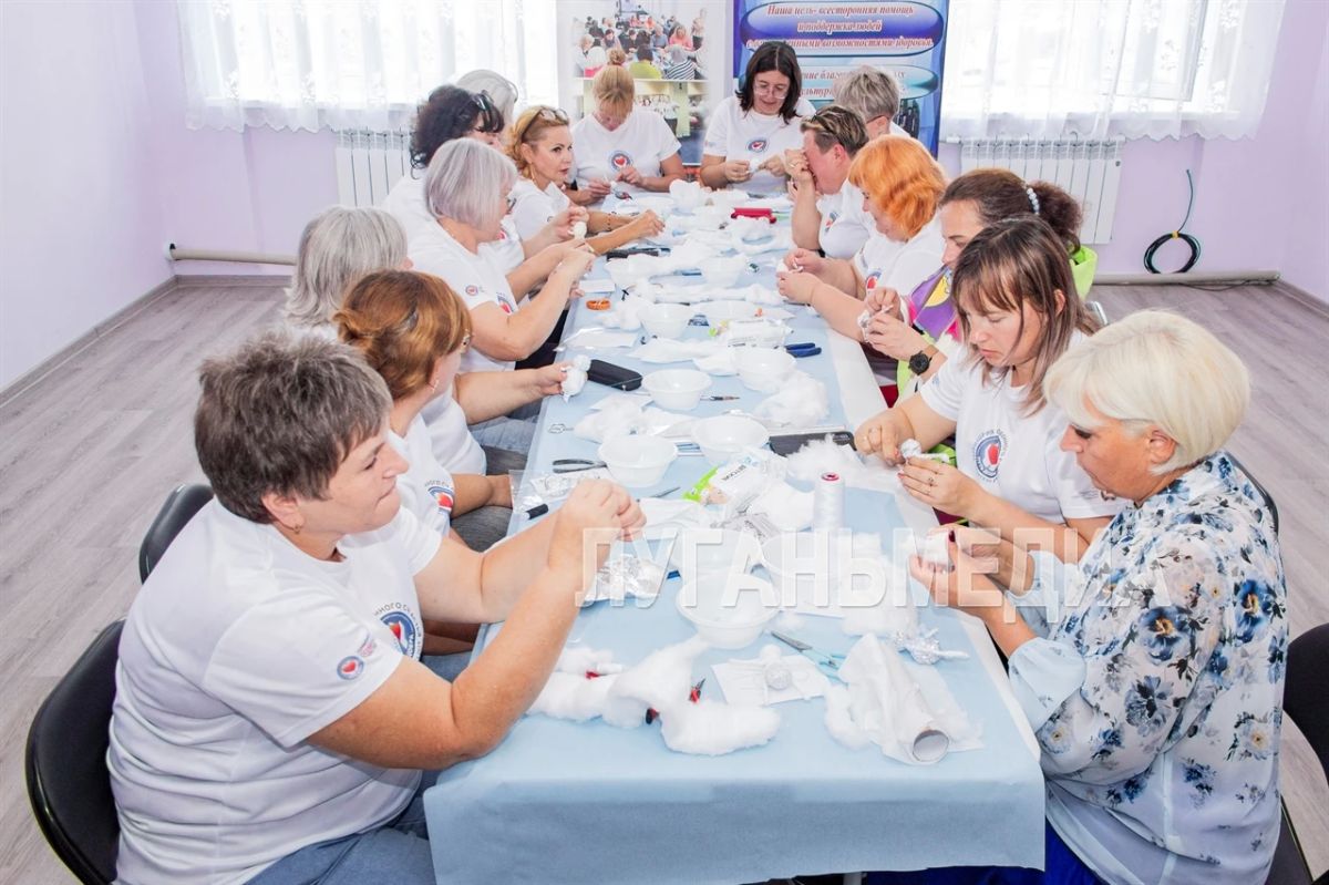 В Луганске прошел мастер-класс по созданию ватной игрушки В Луганске прошел мастер-класс по созданию ватной игрушки