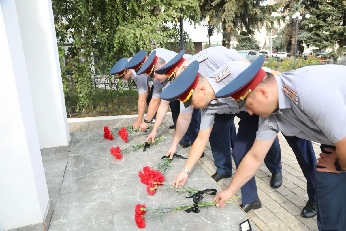 «Они остались в строю — в нашей памяти»: в День памяти погибших сотрудников УИС руководство УФСИН России по ЛНР почтило память павших коллег «Они остались в строю — в нашей памяти»: в День памяти погибших сотрудников УИС руководство УФСИН России по ЛНР почтило память павших коллег