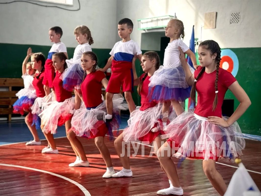 В Краснолучской школе № 9 прошел спортивный праздник-конкурс «Мама, папа, я – спортивная семья»