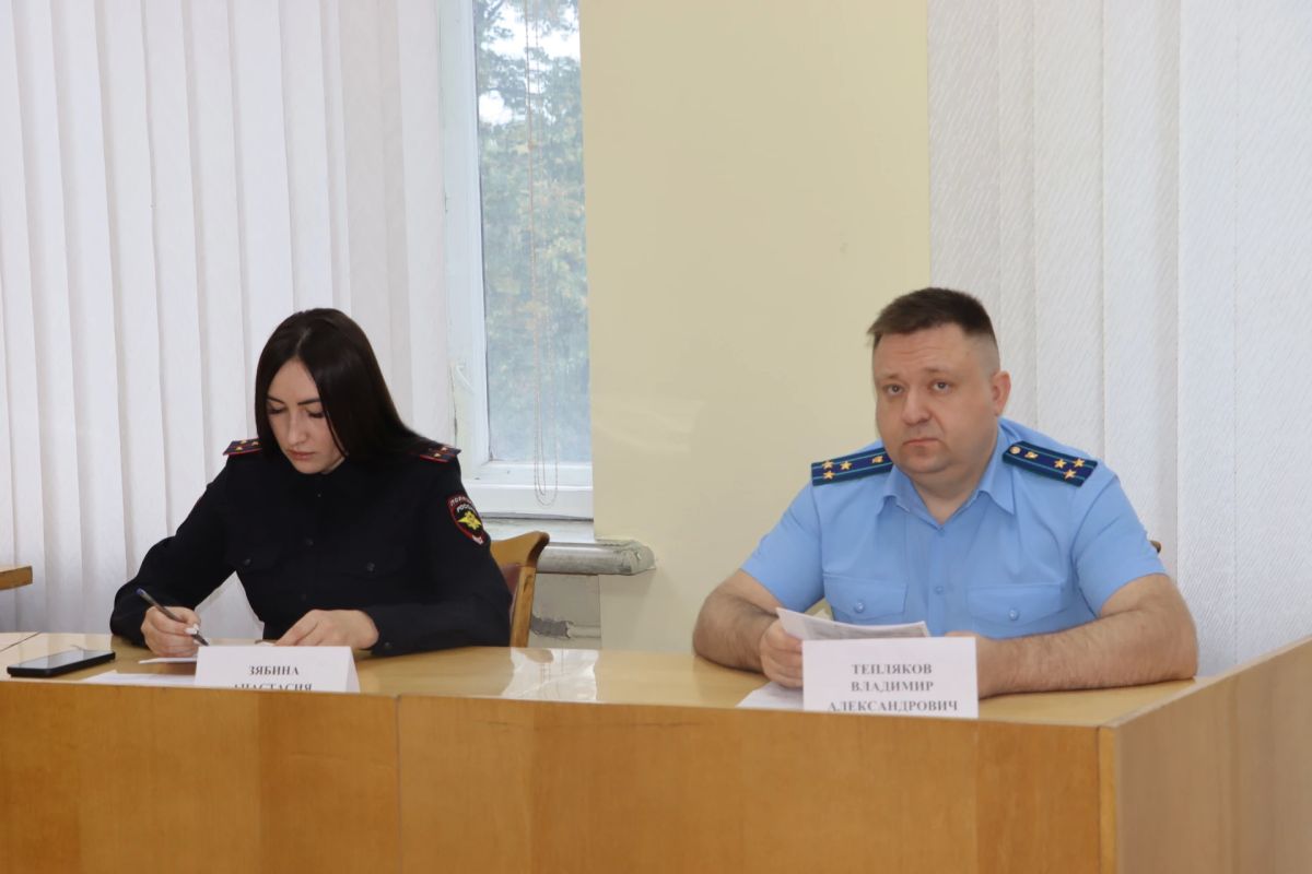 Состоялось заседание муниципальной комиссии по делам несовершеннолетних и защите их прав, которое провела первый заместитель главы городского округа Светлана Небесская с участием прокурора города Стаханова старшего советника... Состоялось заседание муниципальной комиссии по делам несовершеннолетних и защите их прав, которое провела первый заместитель главы городского округа Светлана Небесская с участием прокурора города Стаханова старшего советника...