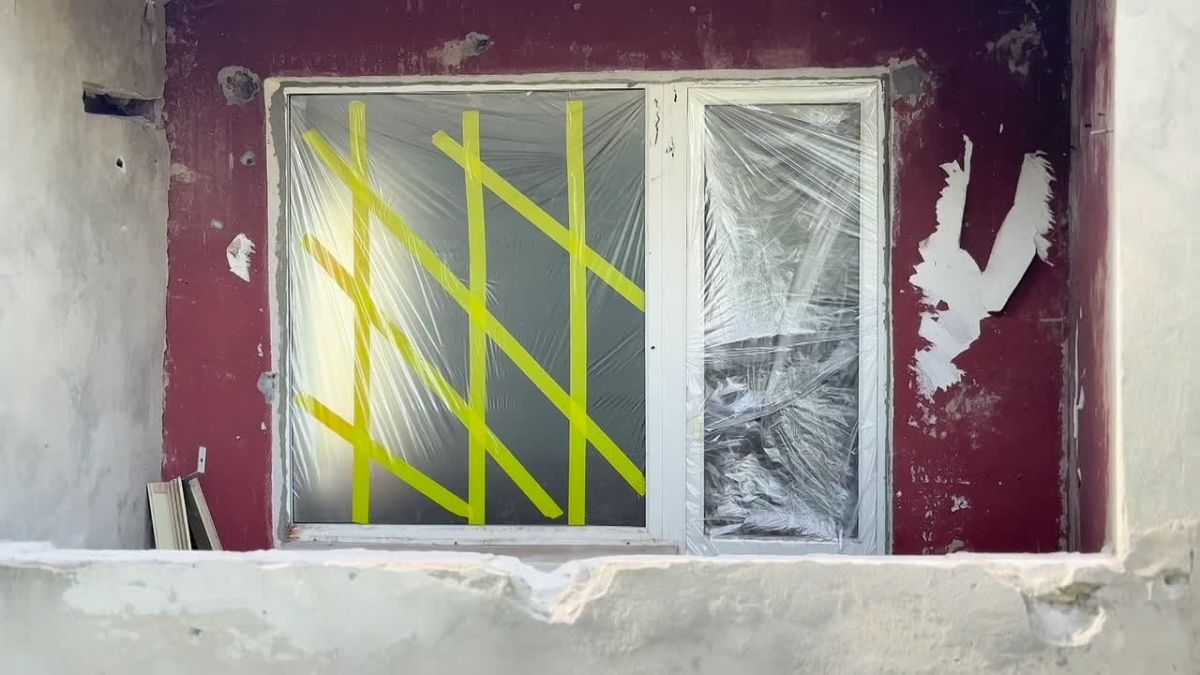 В Новосветловке восстанавливают кровлю многоквартирного дома