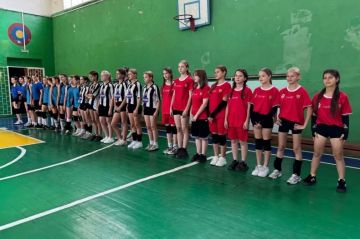 Лучшие волейболисты среди девочек - команда Свердловской средней школы №9
