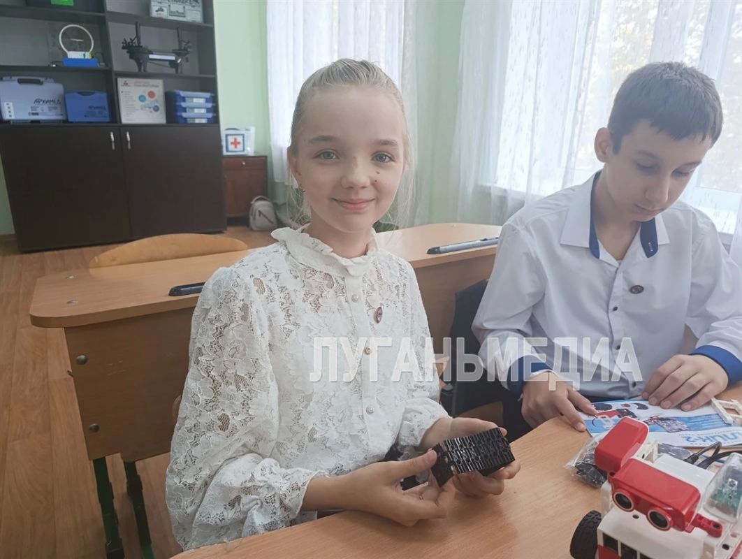 В Станично-Луганскую среднюю школу имени И. Н. Мороза по программе «Земский учитель» приехала квалифицированный преподаватель физики Ксения Кряженко В Станично-Луганскую среднюю школу имени И. Н. Мороза по программе «Земский учитель» приехала квалифицированный преподаватель физики Ксения Кряженко
