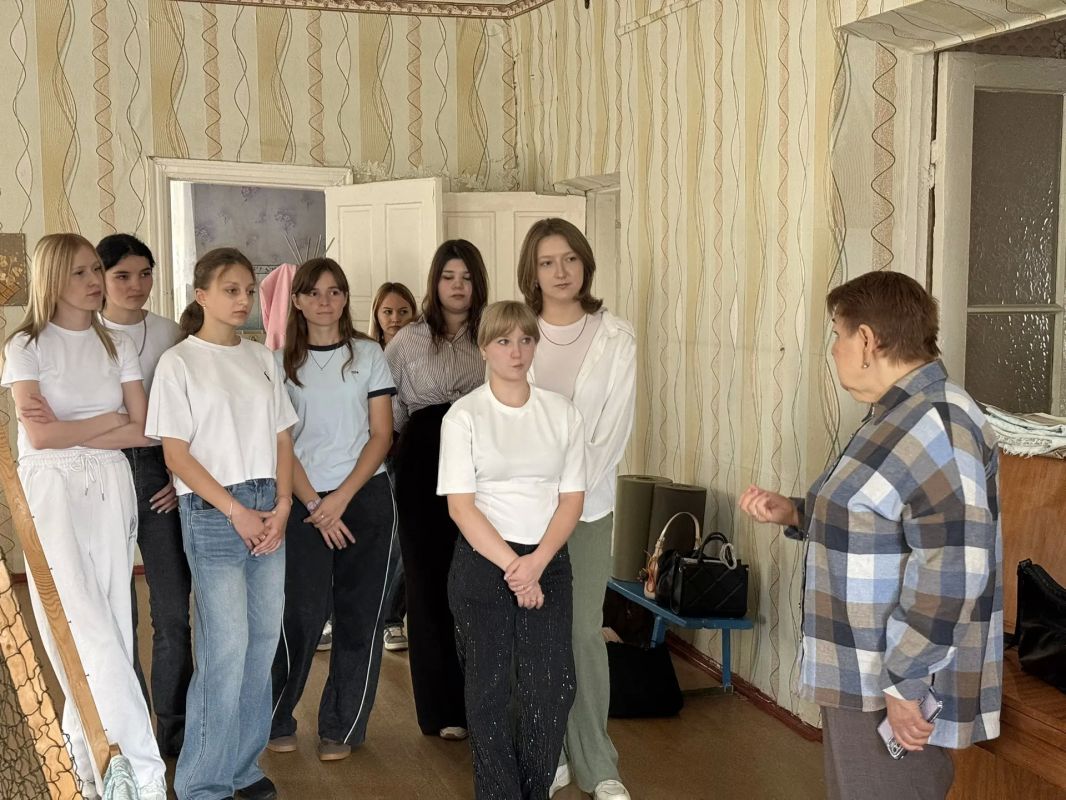 Сети для своих. Сегодня волонтёры Молодёжного центра «Рекорд» — студенты Стахановского медицинского колледжа — впервые приняли участие в плетении маскировочных сетей Сети для своих. Сегодня волонтёры Молодёжного центра «Рекорд» — студенты Стахановского медицинского колледжа — впервые приняли участие в плетении маскировочных сетей