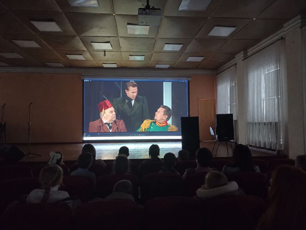 Школьники Первомайска смотрят «Горе от ума» от Калужского драмтеатра
