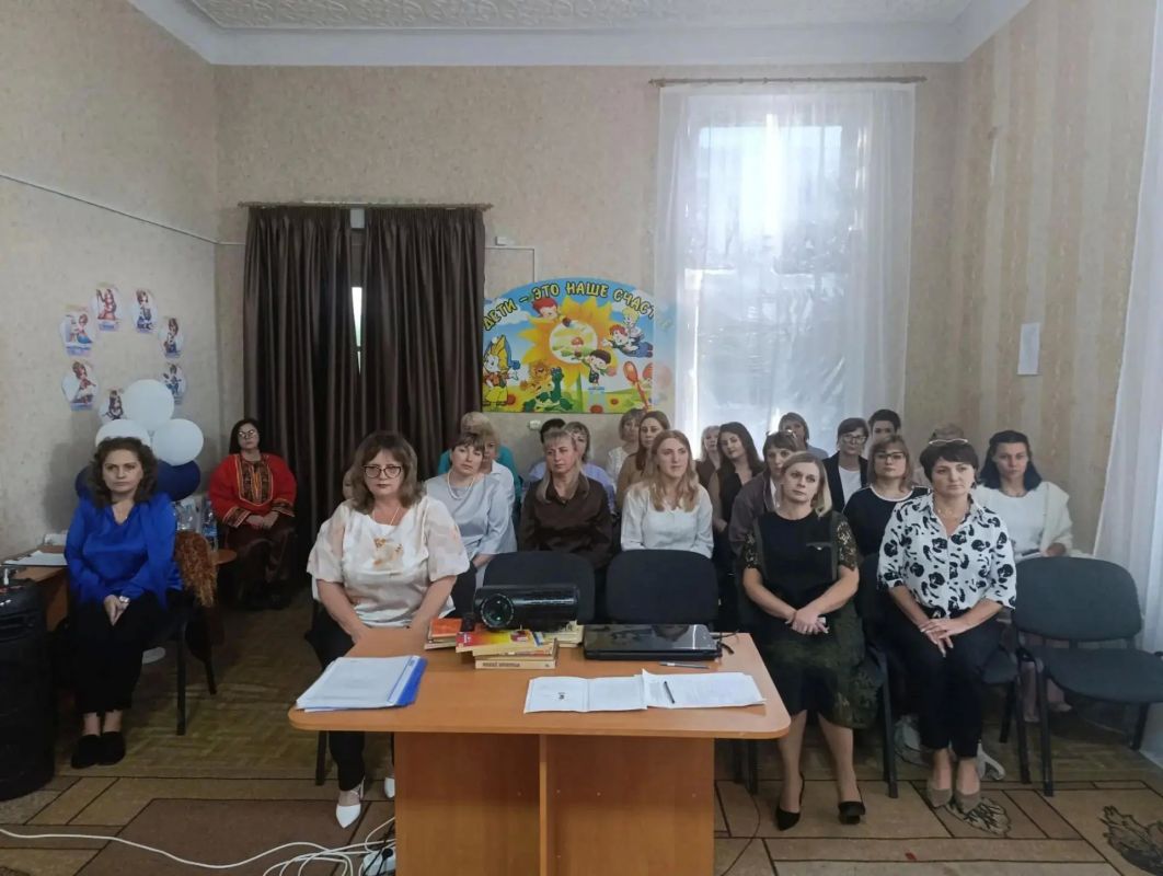 В Стаханове прошёл практико-ориентированный семинар «Точка роста: интеграция профориентации в образовательный процесс и среду ДОУ» В Стаханове прошёл практико-ориентированный семинар «Точка роста: интеграция профориентации в образовательный процесс и среду ДОУ»