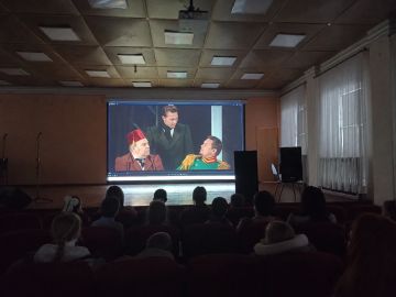 Школьники Первомайска смотрят «Горе от ума» от Калужского драмтеатра