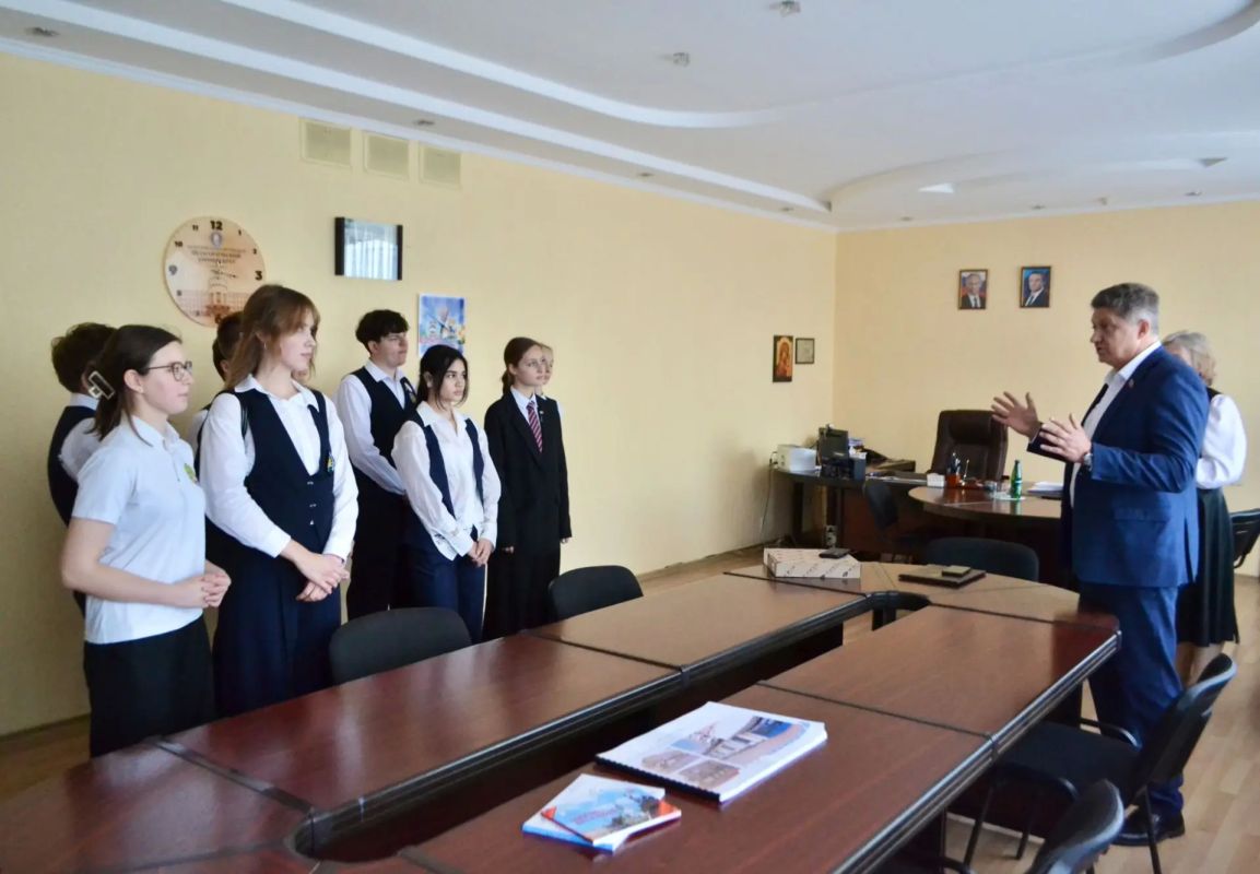 Сегодня в Совете городского округа город Луганск прошла первая экскурсия по музею часов!