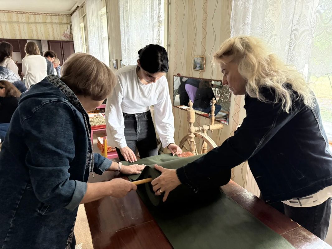 Сети для своих. Сегодня волонтёры Молодёжного центра «Рекорд» — студенты Стахановского медицинского колледжа — впервые приняли участие в плетении маскировочных сетей Сети для своих. Сегодня волонтёры Молодёжного центра «Рекорд» — студенты Стахановского медицинского колледжа — впервые приняли участие в плетении маскировочных сетей
