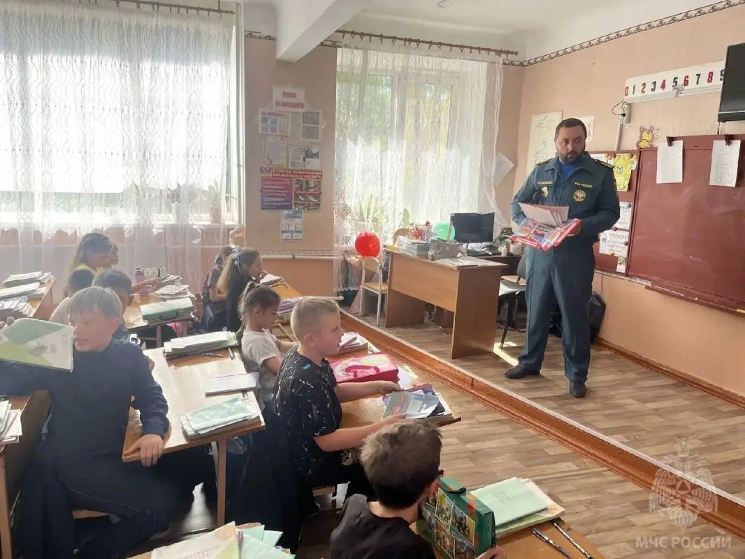 Сотрудники ГИМС провели урок безопасности для учеников Лутугинской школы № 2 Сотрудники ГИМС провели урок безопасности для учеников Лутугинской школы № 2