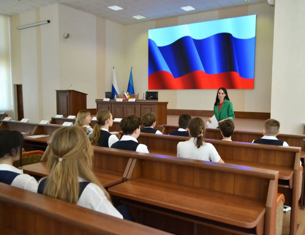 Сегодня в Совете городского округа город Луганск прошла первая экскурсия по музею часов! Сегодня в Совете городского округа город Луганск прошла первая экскурсия по музею часов!