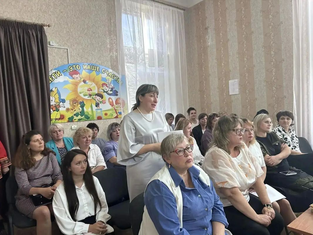 В Стаханове прошёл практико-ориентированный семинар «Точка роста: интеграция профориентации в образовательный процесс и среду ДОУ» В Стаханове прошёл практико-ориентированный семинар «Точка роста: интеграция профориентации в образовательный процесс и среду ДОУ»