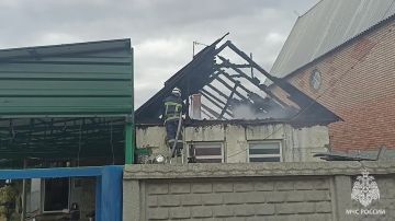 Спасатели МЧС России отстояли от огня жилой дом в Свердловском округе
