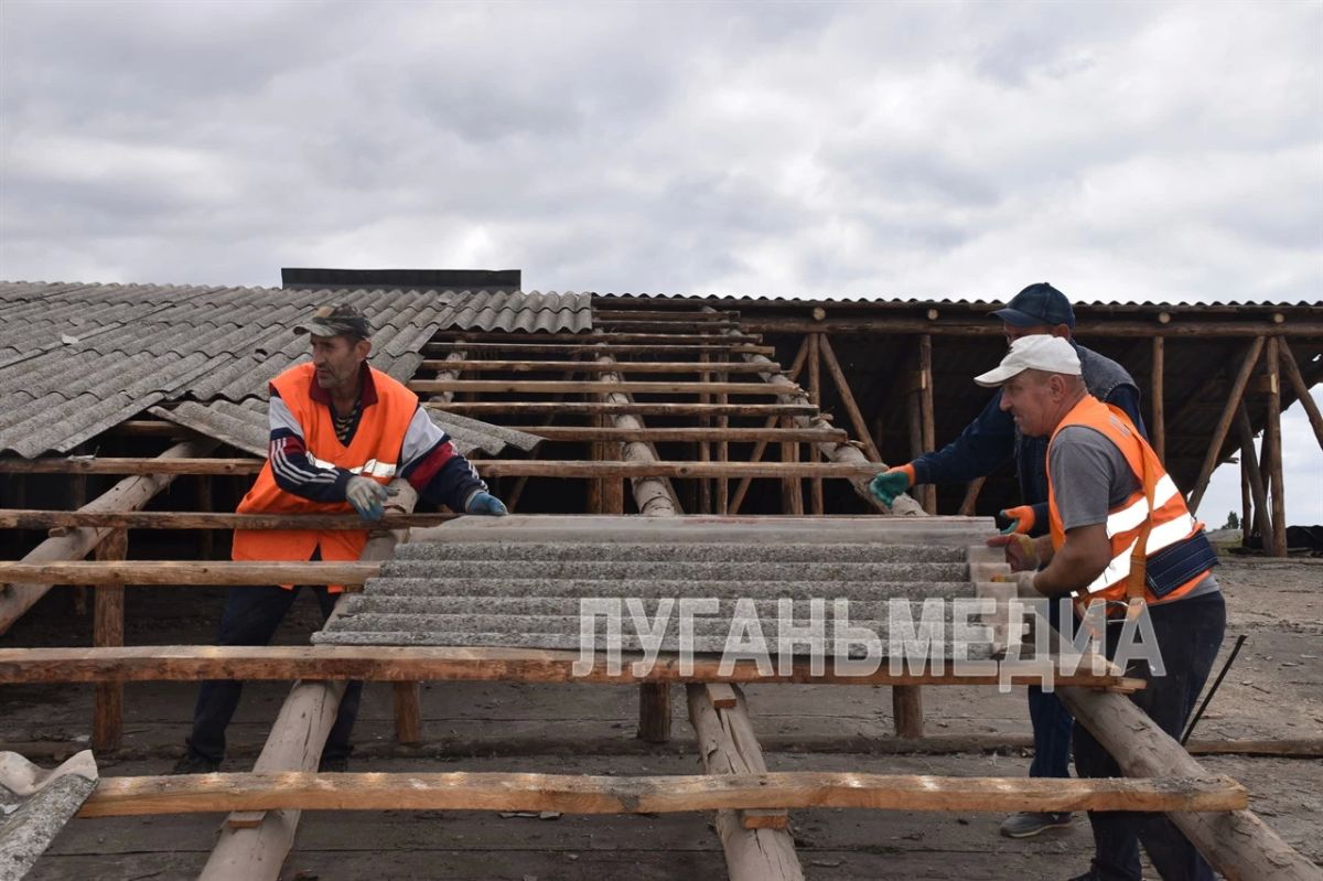 В Ровеньках начат ремонт кровли спортивного комплекса «Юбилейный» В Ровеньках начат ремонт кровли спортивного комплекса «Юбилейный»