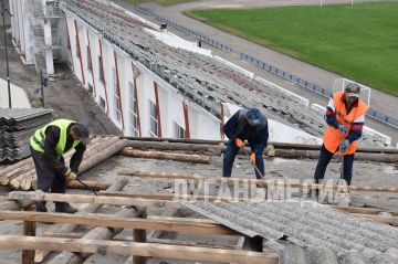 В Ровеньках начат ремонт кровли спортивного комплекса «Юбилейный»