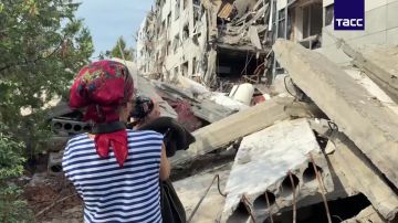 Группа иностранных журналистов посетила Старобельский колледж, где из-за атаки ВСУ в ночь на 22 мая погиб 21 человек, передает корреспондент ТАСС