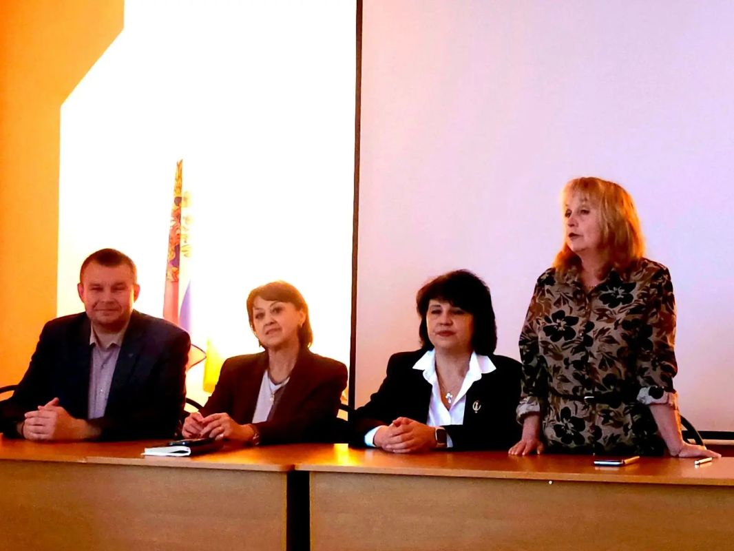 В Брянковском колледже ЛГПУ состоялась встреча со студентами выпускных групп на тему «Социальный контракт: возможности для открытия собственного дела» В Брянковском колледже ЛГПУ состоялась встреча со студентами выпускных групп на тему «Социальный контракт: возможности для открытия собственного дела»