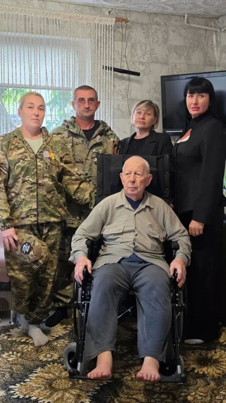 Сегодня, в рамках продолжения адресной поддержки сотрудники отдела жизнеобеспечения пгт Дзержинский и пгт НагольноТарасовка вновь навестили Родд Георгия Борисовича — жителя посёлка Дзержинский Сегодня, в рамках продолжения адресной поддержки сотрудники отдела жизнеобеспечения пгт Дзержинский и пгт НагольноТарасовка вновь навестили Родд Георгия Борисовича — жителя посёлка Дзержинский