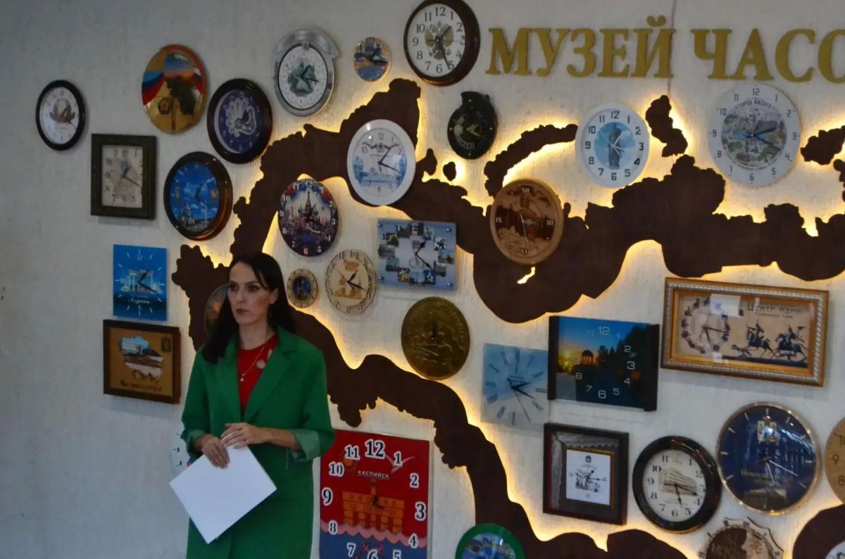 В Луганске открыли музей часов и первыми гостями стали юные дипломаты