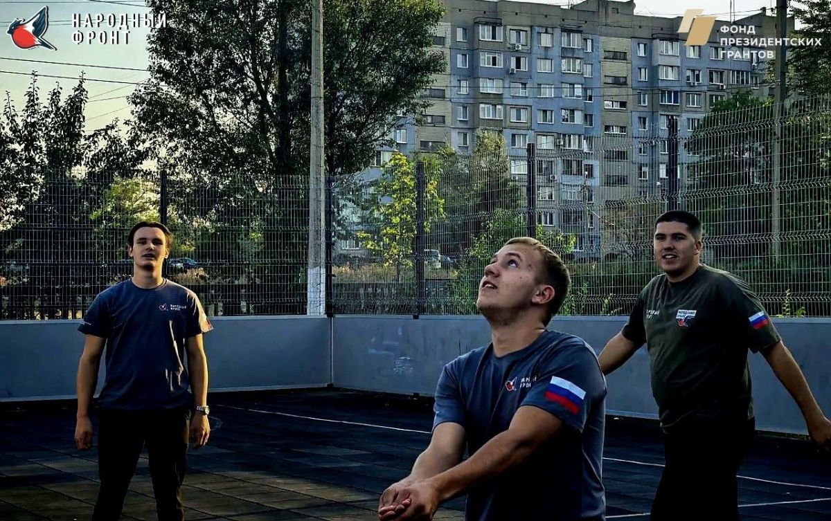 Волейбол объединяет!. Активисты Молодёжки НФ из Алчевска провели сегодня активную тренировку