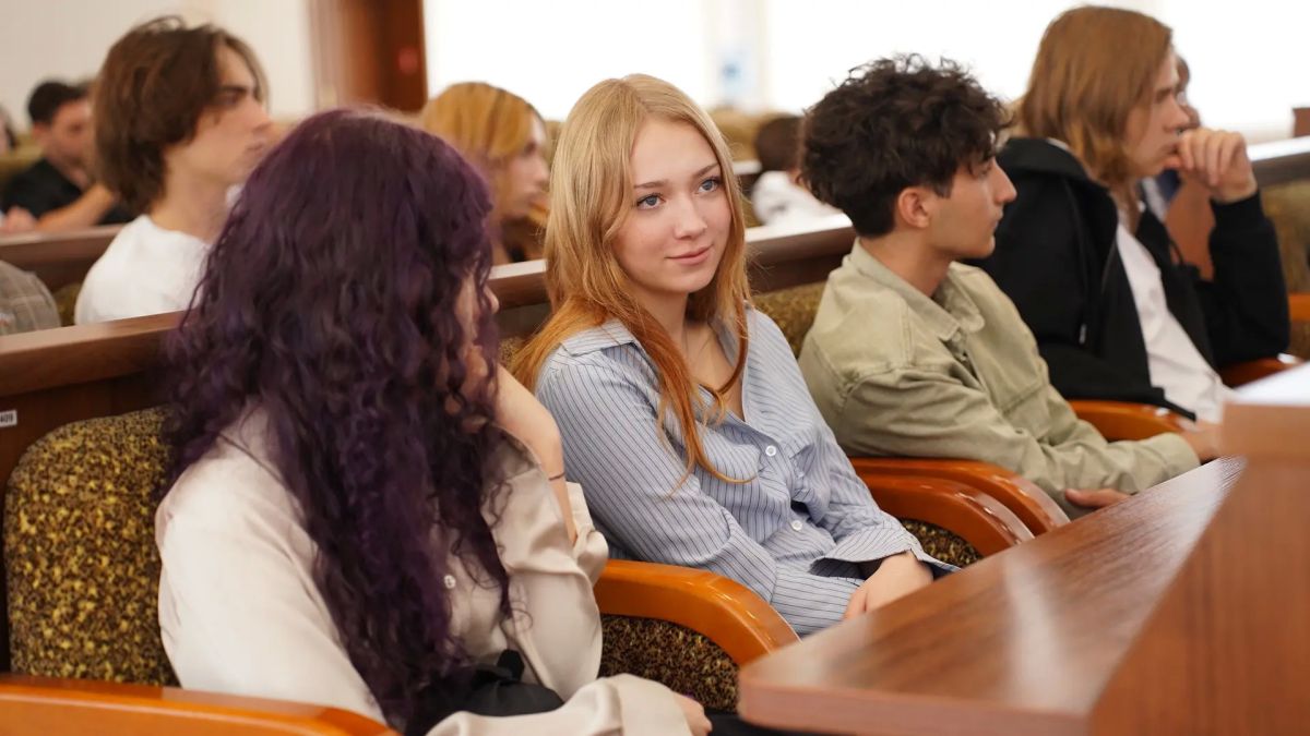 «Трудно рассказывать сказки, если ты в эти сказки не веришь» «Трудно рассказывать сказки, если ты в эти сказки не веришь»