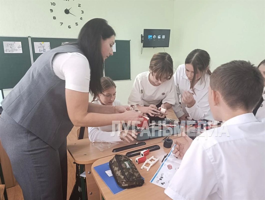 В Станично-Луганскую школу приехал новый учитель физики В Станично-Луганскую школу приехал новый учитель физики