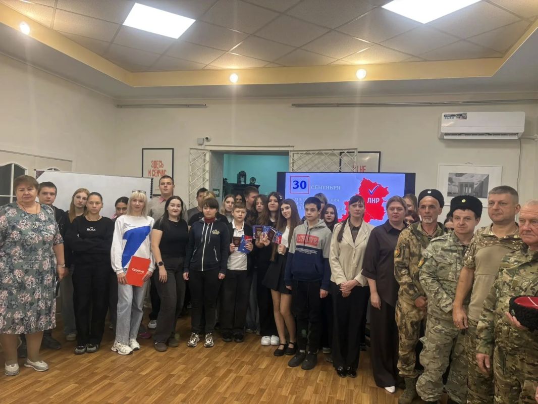 Одна страна – одно будущее: в Ровеньках прошёл видеолекторий ко Дню воссоединения с Россией Одна страна – одно будущее: в Ровеньках прошёл видеолекторий ко Дню воссоединения с Россией